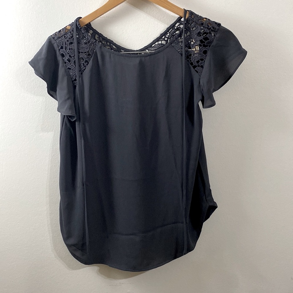 LOFT summer grey short sleeve top. S-size petite. W17, L22. 100% polyester.